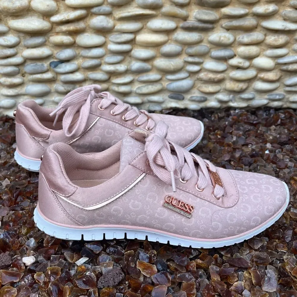 Guess Women Pink Gemma Low Top Logo Print Sneakers Metallic Accents Size 7.5 EUC